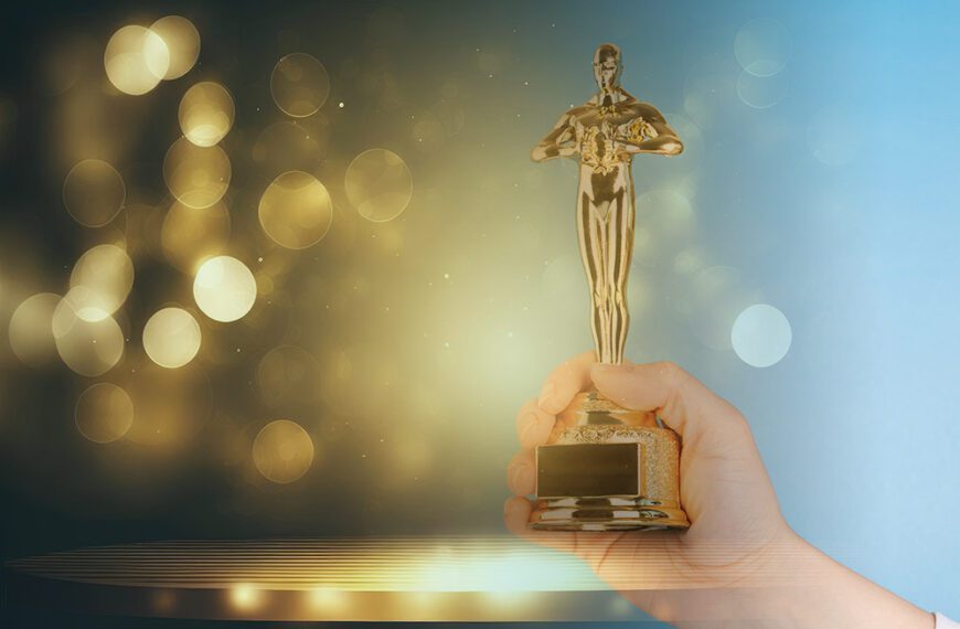 hand holding an oscar